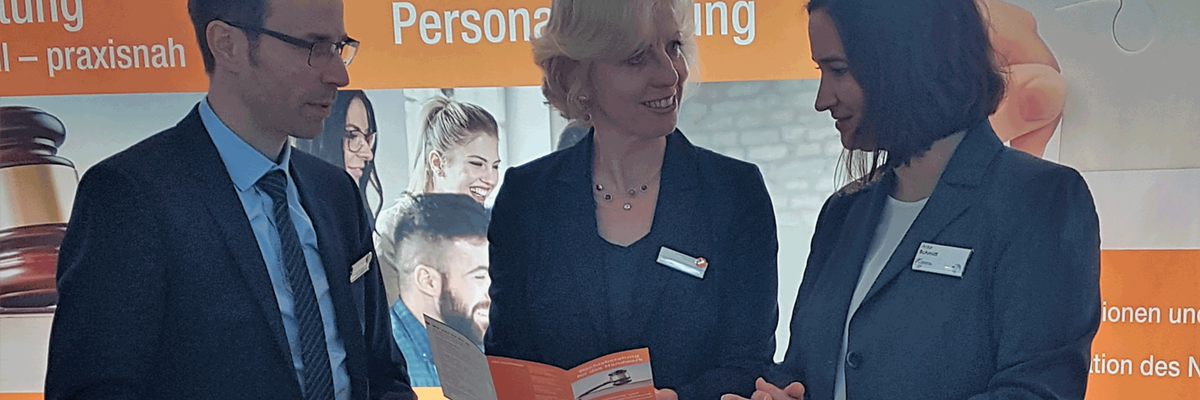 Beate Karcher (Mitte) im Beratungsgespräch. Titelbild Personalberaterin im Einsatz