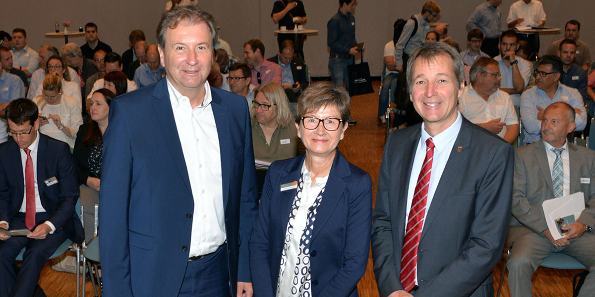 Martin Keppler (IHK), Brigitte Dorwarth-Walter (HKKA) und Dr. Wolfgang Seeliger (Leichtbau BW GmbH) freuen sich über einen guten Zuspruch beim Symposium ¿Additive Fertigung¿. Titelbild Additive Fertigung Nachbericht