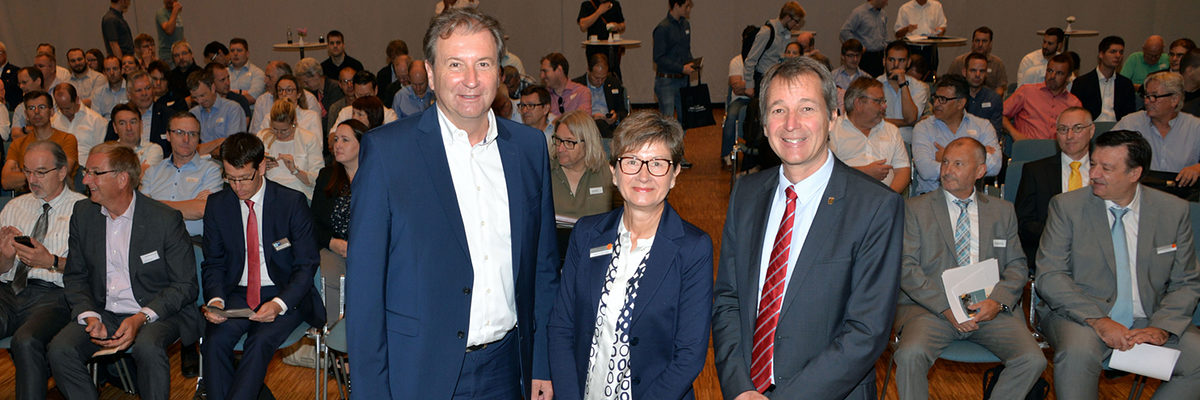 Martin Keppler (IHK), Brigitte Dorwarth-Walter (HKKA) und Dr. Wolfgang Seeliger (Leichtbau BW GmbH) freuen sich über einen guten Zuspruch beim Symposium ¿Additive Fertigung¿. Titelbild Additive Fertigung Nachbericht