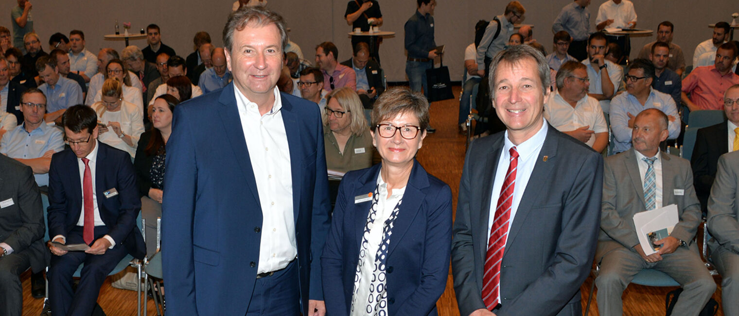 Martin Keppler (IHK), Brigitte Dorwarth-Walter (HKKA) und Dr. Wolfgang Seeliger (Leichtbau BW GmbH) freuen sich über einen guten Zuspruch beim Symposium ¿Additive Fertigung¿. Titelbild Additive Fertigung Nachbericht