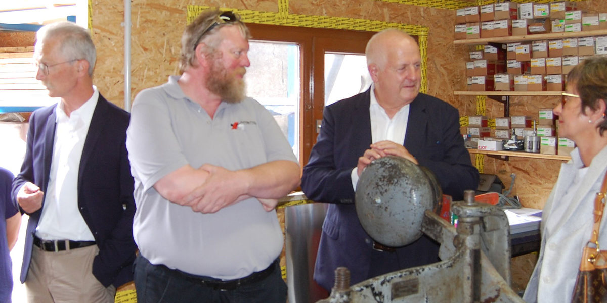 Betriebsbesuch bei der Firma Ziermann in Rastatt. Der rührige Firmenchef erläutert seine Betriebsphilosophie. Titelbild Betriebsbesuch Ziermann