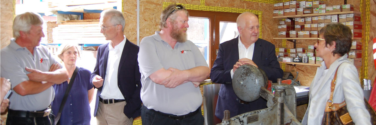 Betriebsbesuch bei der Firma Ziermann in Rastatt. Der rührige Firmenchef erläutert seine Betriebsphilosophie. Titelbild Betriebsbesuch Ziermann