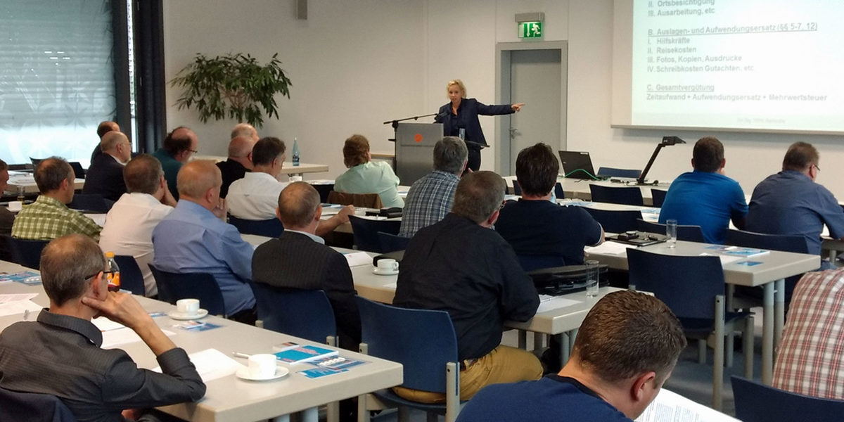 Rechtsanwältin Katharina Bleutge erläutert fachkundig die Aspekte der Sachverständigenvergütung. Titelbild Sachverständige Tagung