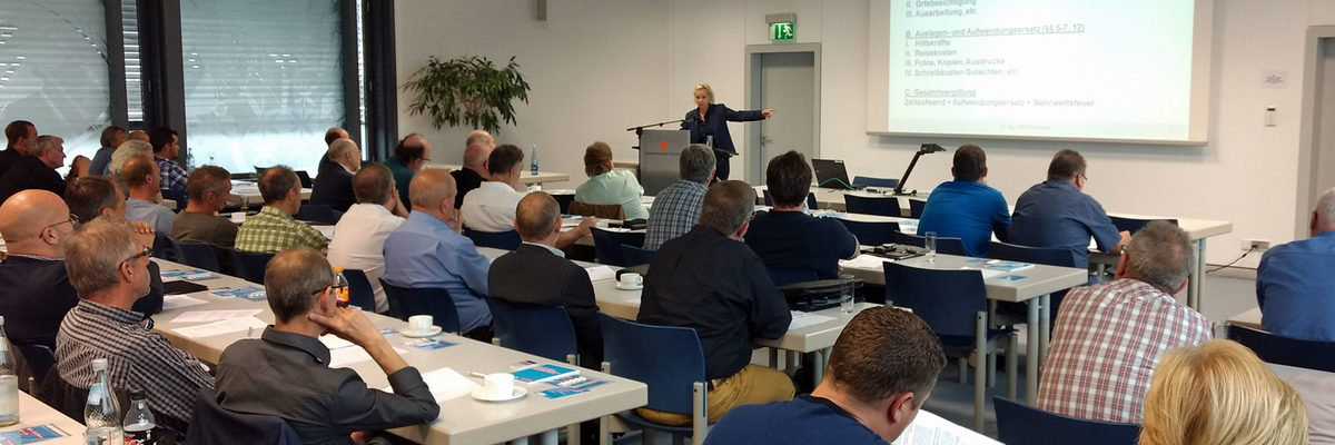 Rechtsanwältin Katharina Bleutge erläutert fachkundig die Aspekte der Sachverständigenvergütung. Titelbild Sachverständige Tagung