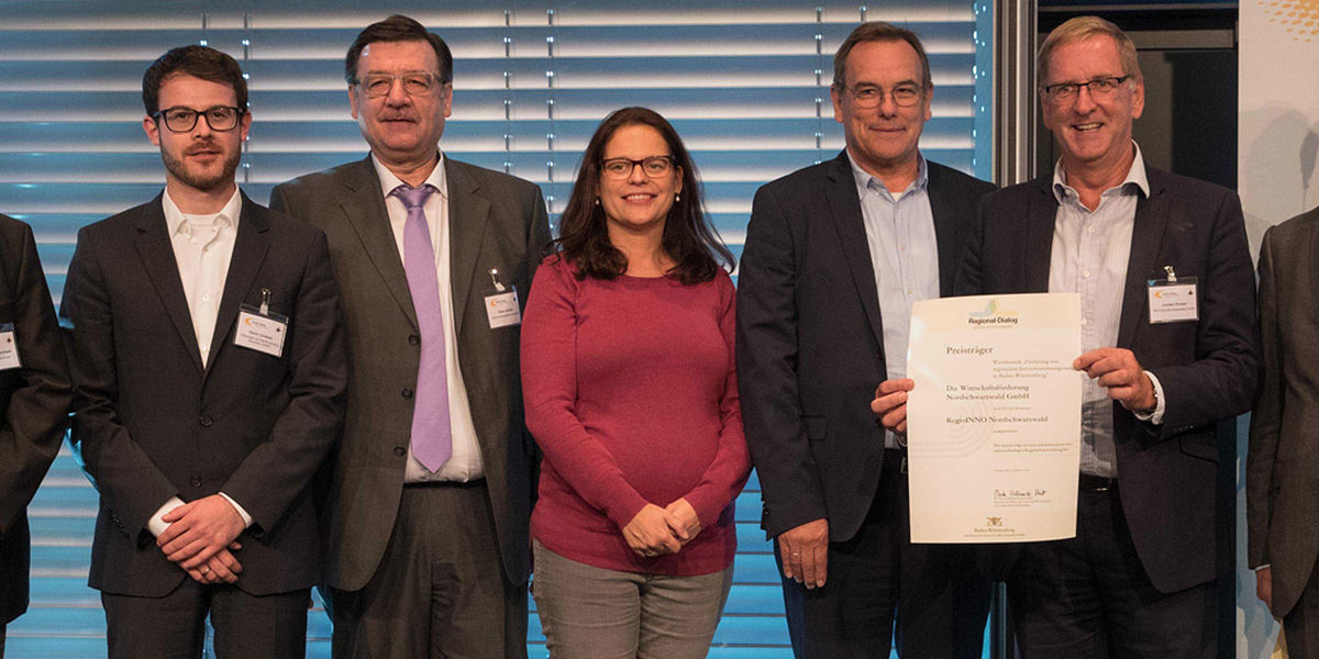 Klaus Günter (3.v.l.), Innovationsberater der Kammer, hier mit den Projektbeteiligten von ¿RegioINNO¿ freut sich über die Zuwendungen des Landes. Titelbild Innovationsmanagement Region Nordschwarzwald