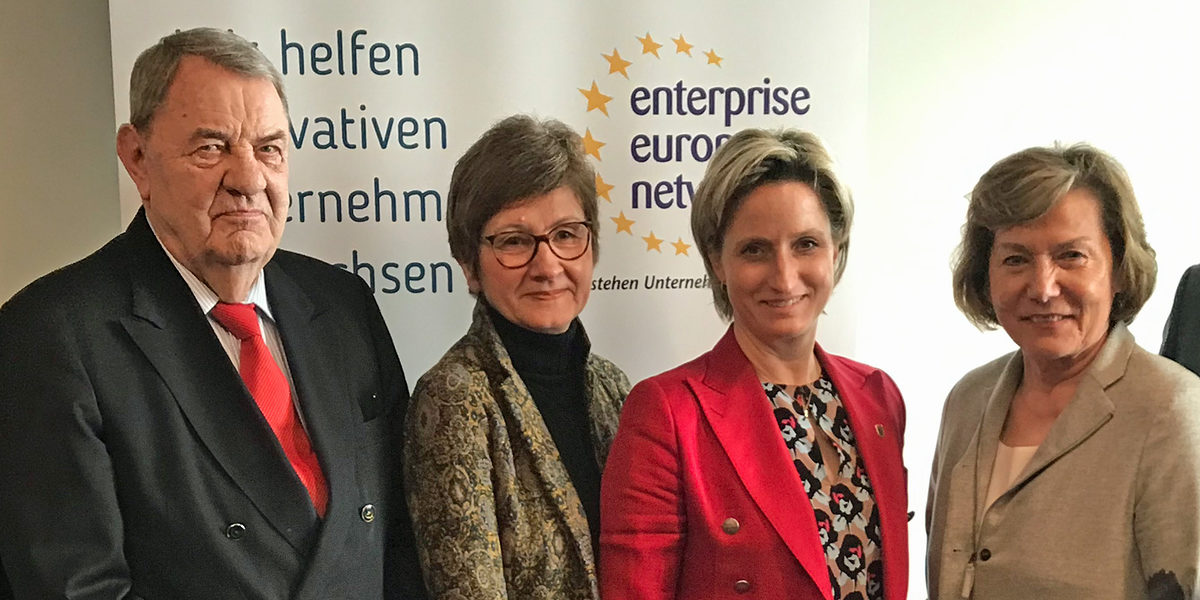 v.l.n.r.: Im Dialog: Gerd Lutz, Hauptgeschäftsführer HKKA, Dr. Richard Schenz, Vizepräsident WKNOe, Brigitte Dorwarth-Walter, Stv. Hauptgeschäftsführerin HKKA, Nicole Hoffmeister-Kraut Wirtschaftsministerin, Sonja Zwazl, Präsidentin WKNOe, Joachim Wohlfeil, Präsident HKKA. Titelbild Delegation Österreich
