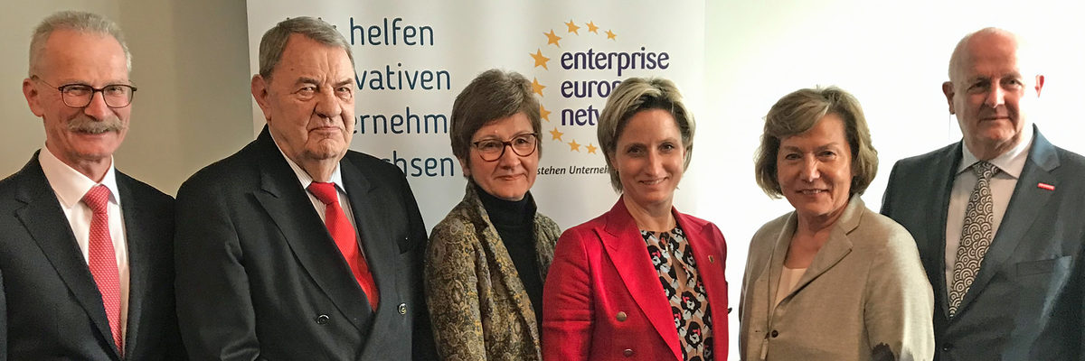 v.l.n.r.: Im Dialog: Gerd Lutz, Hauptgeschäftsführer HKKA, Dr. Richard Schenz, Vizepräsident WKNOe, Brigitte Dorwarth-Walter, Stv. Hauptgeschäftsführerin HKKA, Nicole Hoffmeister-Kraut Wirtschaftsministerin, Sonja Zwazl, Präsidentin WKNOe, Joachim Wohlfeil, Präsident HKKA. Titelbild Delegation Österreich
