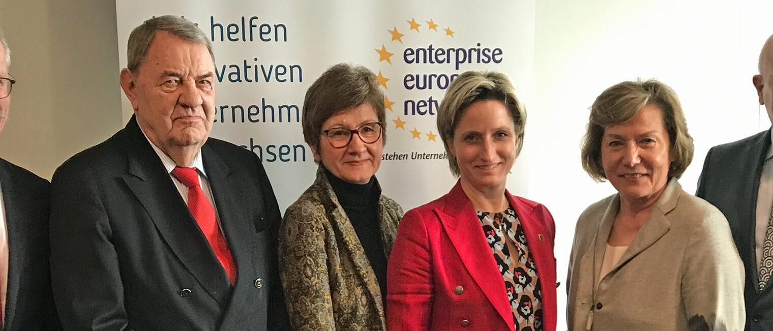 v.l.n.r.: Im Dialog: Gerd Lutz, Hauptgeschäftsführer HKKA, Dr. Richard Schenz, Vizepräsident WKNOe, Brigitte Dorwarth-Walter, Stv. Hauptgeschäftsführerin HKKA, Nicole Hoffmeister-Kraut Wirtschaftsministerin, Sonja Zwazl, Präsidentin WKNOe, Joachim Wohlfeil, Präsident HKKA. Titelbild Delegation Österreich