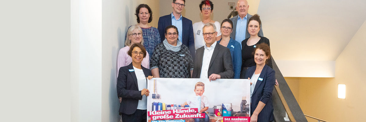 Die Expertenjury zum Kita-Wettbewerb des Handwerks 2018/2019. Die Expertenjury mit Vertretern aus Handwerk und Frühpädagogik bestand aus folgenden Teilnehmerinnen und Teilnehmern: Ruxandra Ciocoiu Marketing Handwerk GmbH, Johanna Meißner Referentin des Verbandes Katholischer Tageseinrichtungen für Kinder (KTK) - Bundesverband e.V. (Caritas), Manuela Knopf Aktion Modernes Handwerk e.V. (AMH), Heidrun Raehse Kindertagesstätte Am Carlsgarten in Berlin, Olaf Fackler Geschäftsführer Kreishandwerkerschaft Trier-Saarburg, Frau Heise Kindertagesstätte Am Carlsgarten Berlin, Stefan Koenen Bereichsleiter Kommunikation und Koordination Handwerkspolitik ZDH und Geschäftsführer AMH, Olga Theisselmann wissenschaftliche Mitarbeiterin und Lehrbeauftragte Alice Salomon Hochschule Berlin, Joachim Wohlfeil Präsident Handwerkskammer Karlsruhe Vorsitzender AMH, Dr. Itala Ballaschk, M. A. wissenschaftliche Mitarbeiterin Arbeitsbereich Frühkindliche Bildung und Erziehung Freie Universität Berlin, Edith Dikmen Marketing Handwerk GmbH (siehe Pressebild von links nach rechts). Titelbild Kita Wettbewerb 2019