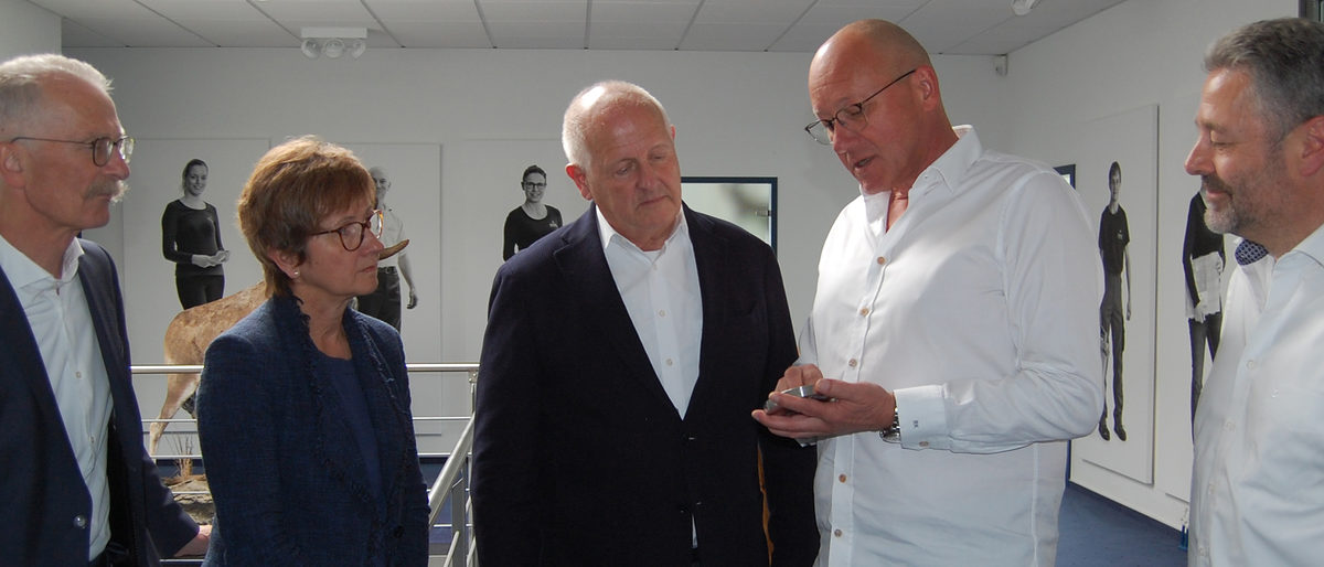 (v.r.n.l) Rainer Schwarz und Ralf Kälber von der Firma Sigrist zeigen dem Kammerpräsidenten Joachim Wohlfeil, der stellvertretenden Hauptgeschäftsführerin der Handwerkskammer Brigitte Dorwarth-Walter sowie dem Hauptgeschäftsführer Gerd Lutz ein galvanisiertes Werkstück. Titelbild Betriebsbesuch Sigrist