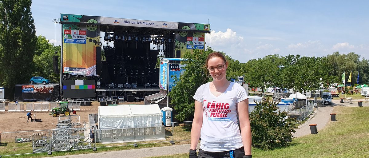 Die 18jährige Marie-Claire Baumann aus Karlsruhe war Gewinnerin des Super-Praktikums bei DAS FEST. Titelbild Super-Praktikum 2019