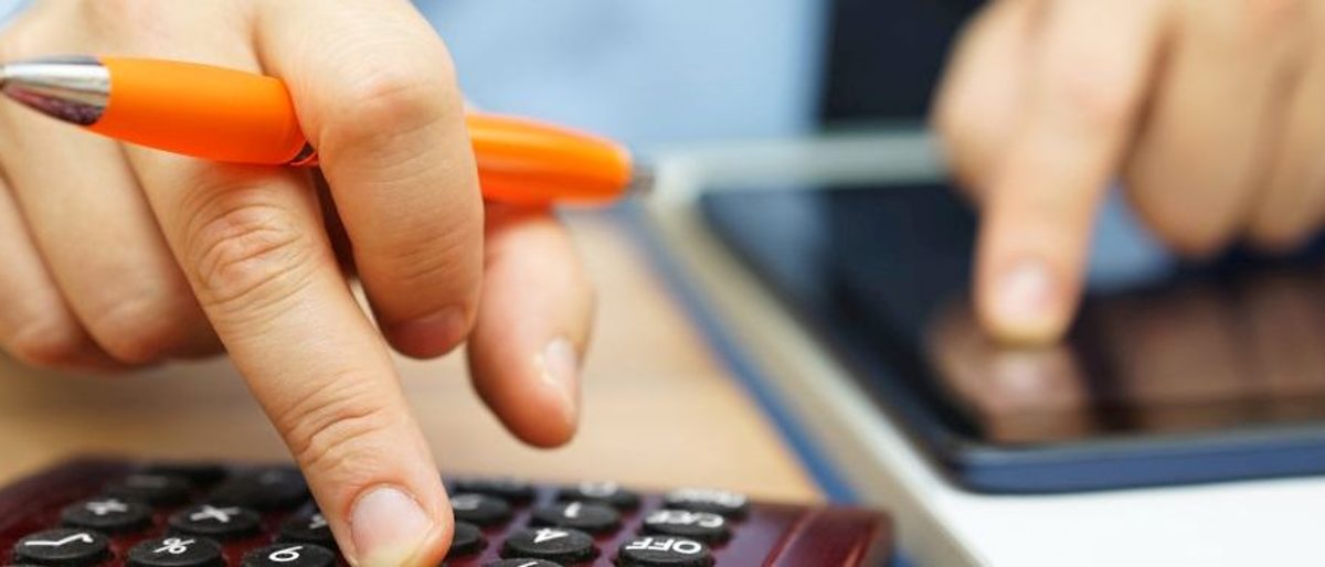 financial analyst is calculating return on investment with financial papers and on line data Schlagwort(e): advise, adviser, analysis, analyze, annual, balance, bank, banking, broker, browse, business, businessman, capital, collect, company, computer, currency, data, earnings, economy, equities, finance, foreign, funds, gains, holder, income, information, internet, intrest rate, invest, investment, management, market, need, on line, online, pen, profit, report, return, revenue, risk, search, share, stock, tablet, value, wealth, advise, adviser, analysis, analyze, annual, balance, bank, banking, broker, browse, business, businessman, capital, collect, company, computer, currency, data, earnings, economy, equities, finance, foreign, funds, gains, holder, income, information, internet, intrest rate, invest, investment, management, market, need, on line, online, pen, profit, report, return, revenue, risk, search, share, stock, tablet, value, wealth