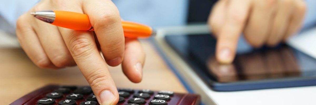 financial analyst is calculating return on investment with financial papers and on line data Schlagwort(e): advise, adviser, analysis, analyze, annual, balance, bank, banking, broker, browse, business, businessman, capital, collect, company, computer, currency, data, earnings, economy, equities, finance, foreign, funds, gains, holder, income, information, internet, intrest rate, invest, investment, management, market, need, on line, online, pen, profit, report, return, revenue, risk, search, share, stock, tablet, value, wealth, advise, adviser, analysis, analyze, annual, balance, bank, banking, broker, browse, business, businessman, capital, collect, company, computer, currency, data, earnings, economy, equities, finance, foreign, funds, gains, holder, income, information, internet, intrest rate, invest, investment, management, market, need, on line, online, pen, profit, report, return, revenue, risk, search, share, stock, tablet, value, wealth