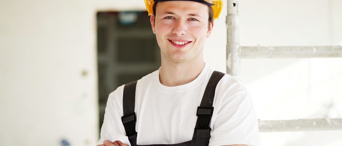 handwerker, haus, gebäude, positiv, lächeln, lächelnd, service, bauarbeiter, bauen, baustelle, bau, arbeitshandschuhe, helm, mann, jung, bei der arbeit, men at work, immobilie, ausbau, renovierung, kosten, fachmann, firma, betrieb, business, architektur, planung, bauhelm, arbeitshose, arbeitskleidung, freundlich, kunden, nett, daumen, hoch, zuverlässigkeit, Titelbild Veranstaltungsreihe Fit in die Zukunft