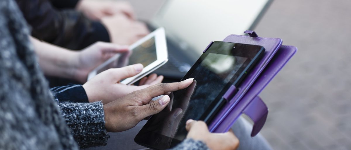 afrikanisch, arbeiten, außen, bff, brunnen, closeup, computer, daten, datennetz, digital, digitalisierung, draußen, dunkelhäutig, endgeräte, frau, freunde, gruppe, handy, innenstadt, integration, internet, jugendliche, jung, kommunikation, laptop, migration, mobil, mobilgerät, mobilgeräte, mädchen, natur, smartphone, stadt, tablet, technik, teenager, vernetzt, vernetzung, wasser, wifi, afrikanisch, arbeiten, außen, bff, brunnen, closeup, computer, daten, datennetz, digital, digitalisierung, draußen, dunkelhäutig, endgeräte, frau, freunde, gruppe, handy, innenstadt, integration, internet, jugendliche, jung, kommunikation, laptop, migration, mobil, mobilgerät, mobilgeräte, mädchen, natur, smartphone, stadt, tablet, technik, teenager, vernetzt, vernetzung, wasser, wifi, Digiscouts