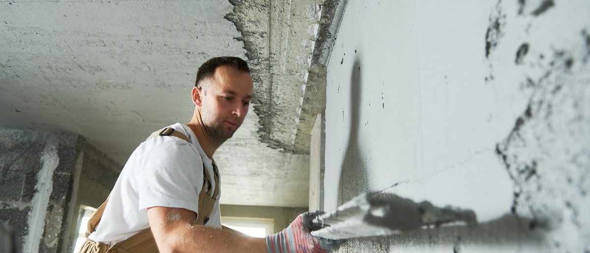 Plasterer using screeder spraying thin-layer putty plaster mortar finishing on brick wall Schlagwort(e): plastering, plaster, plasterer, wall, walling, renovation, renewal, finishing, coating, mortar, screeder, worker, man, building, builder, construction, contractor, technology, industry, interior, troweling, putting, indoors, person, room, apartment, screeding, structure, working, workman, plastering, plaster, plasterer, wall, walling, renovation, renewal, finishing, coating, mortar, screeder, worker, man, building, builder, construction, contractor, technology, industry, interior, troweling, putting, indoors, person, room, apartment, screeding, structure, working, workman, Titelbild, Konjunktur