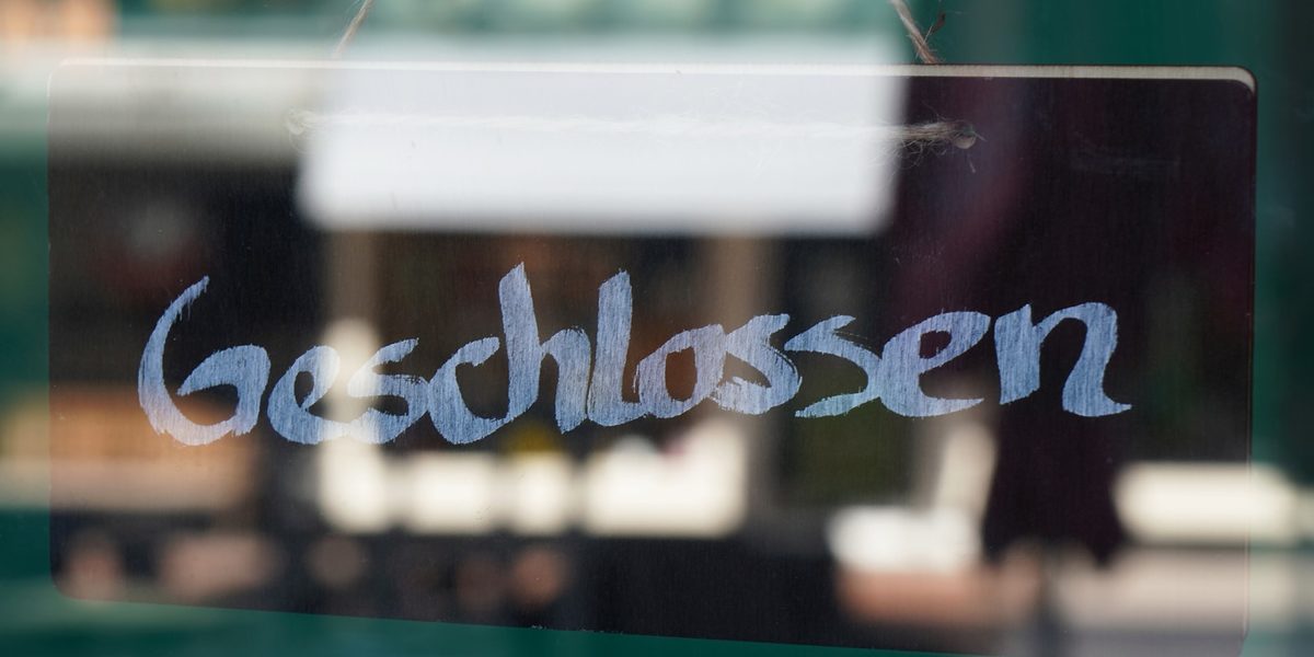 sign geschlossen - meaning closed in german - business shutdown Schlagwort(e): geschlossen, closed, sign, german, shop, store, shut, germany, business, corona, coronavirus, lockdown, economy, bankruptcy, bankrupt, window, glass, door, entrance, close, concept, nobody, crisis, shutdown, geschlossen, schild, laden, geschäft, deutsch, deutschland, geschäftsaufgabe, corona, ladenschluss, pleite, konjunktur, schließung, coronavirus, fenster, glas, tür, eingang, glastür, konzept, niemand, krise, Titelbild Coronavirus Unternehmen geschlossen