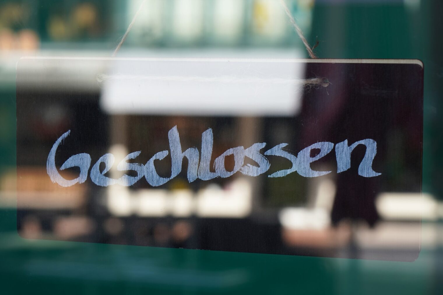 sign geschlossen - meaning closed in german - business shutdown Schlagwort(e): geschlossen, closed, sign, german, shop, store, shut, germany, business, corona, coronavirus, lockdown, economy, bankruptcy, bankrupt, window, glass, door, entrance, close, concept, nobody, crisis, shutdown, geschlossen, schild, laden, geschäft, deutsch, deutschland, geschäftsaufgabe, corona, ladenschluss, pleite, konjunktur, schließung, coronavirus, fenster, glas, tür, eingang, glastür, konzept, niemand, krise, Titelbild Coronavirus Unternehmen geschlossen