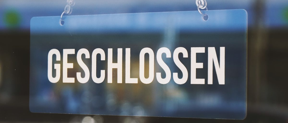 sign geschlossen - closed in german - economy crisis or business closure concept Schlagwort(e): geschlossen, closed, sign, german, shop, store, business, closure, germany, economy, crisis, corona, coronavirus, lockdown, shut, bankruptcy, bankrupt, window, glass, door, entrance, close, concept, nobody, shutdown, closing, geschlossen, closed, sign, german, shop, store, business, closure, germany, economy, crisis, corona, coronavirus, lockdown, shut, bankruptcy, bankrupt, window, glass, door, entrance, close, concept, nobody, shutdown, closing, Titelbild Coronavirus Unternehmen geschlossen