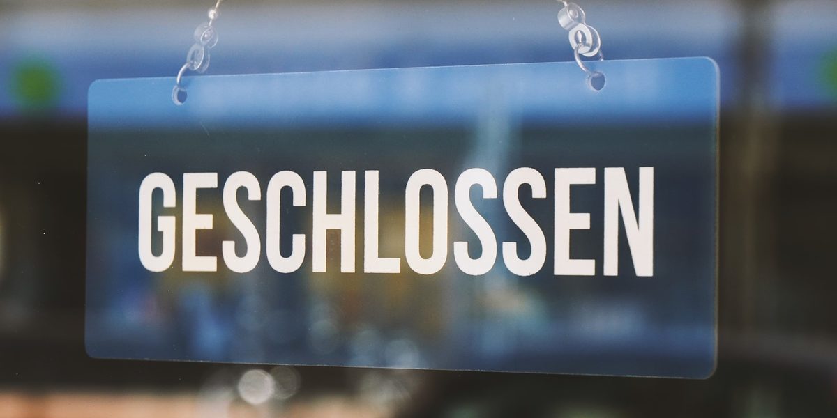 sign geschlossen - closed in german - economy crisis or business closure concept Schlagwort(e): geschlossen, closed, sign, german, shop, store, business, closure, germany, economy, crisis, corona, coronavirus, lockdown, shut, bankruptcy, bankrupt, window, glass, door, entrance, close, concept, nobody, shutdown, closing, geschlossen, closed, sign, german, shop, store, business, closure, germany, economy, crisis, corona, coronavirus, lockdown, shut, bankruptcy, bankrupt, window, glass, door, entrance, close, concept, nobody, shutdown, closing, Titelbild Coronavirus Unternehmen geschlossen
