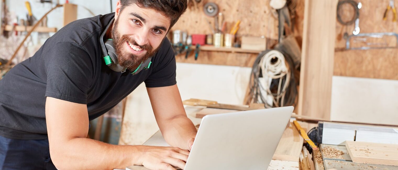 Young man at online customer service at laptop. Computer in his joinery Schlagwort(e): craftsman, artisan, customer service, online, laptop, computer, internet, carpenter, email, communication, start-up, man, joiner, planning, technology, digital, founder, entrepreneur, young, beard, write, website, design, draft, carpentry, wood, woodworking, trade, work, profession, construction, workshop, tool, worker, blue collar worker, woodworker, industry, wood processing, working, people, craftsman, artisan, customer service, online, laptop, computer, internet, carpenter, email, communication, start-up, man, joiner, planning, technology, digital, founder, entrepreneur, young, beard, write, website, design, draft, carpentry, wood, woodworking, trade, work, profession, construction, workshop, tool, worker, blue collar worker, woodworker, industry, wood processing, working, people, Titelbild Webinare Personal
