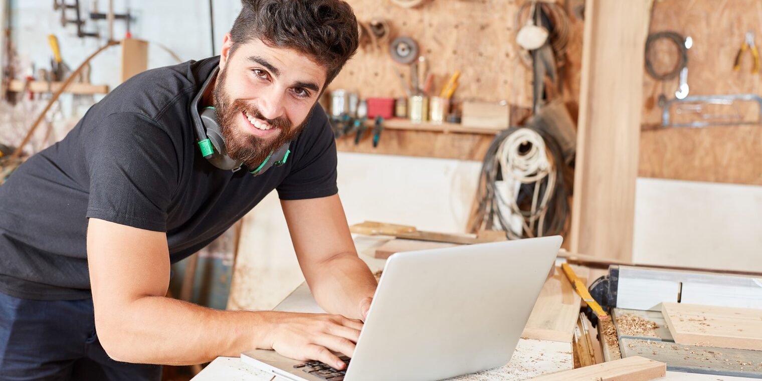 Young man at online customer service at laptop. Computer in his joinery Schlagwort(e): craftsman, artisan, customer service, online, laptop, computer, internet, carpenter, email, communication, start-up, man, joiner, planning, technology, digital, founder, entrepreneur, young, beard, write, website, design, draft, carpentry, wood, woodworking, trade, work, profession, construction, workshop, tool, worker, blue collar worker, woodworker, industry, wood processing, working, people, craftsman, artisan, customer service, online, laptop, computer, internet, carpenter, email, communication, start-up, man, joiner, planning, technology, digital, founder, entrepreneur, young, beard, write, website, design, draft, carpentry, wood, woodworking, trade, work, profession, construction, workshop, tool, worker, blue collar worker, woodworker, industry, wood processing, working, people, Titelbild Webinare Personal