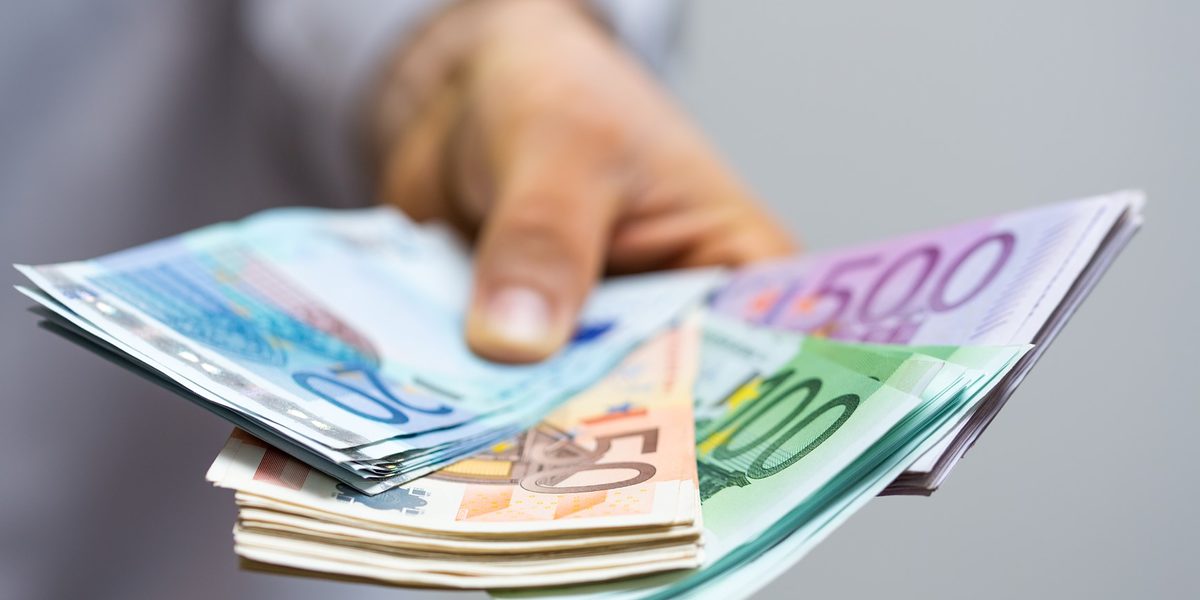 money, euro, currency, cash, business, hand, finance, bank, bill, banknote, isolated, wealth, white, banking, financial, paper, note, savings, dollar, europe, hundred, pay, banknotes, euros, investment, payment, economy, shopping, holding, man, loan, credit, save, market, notes, Titelbild Überbrückungshilfe Corona