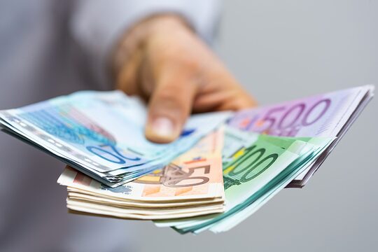 money, euro, currency, cash, business, hand, finance, bank, bill, banknote, isolated, wealth, white, banking, financial, paper, note, savings, dollar, europe, hundred, pay, banknotes, euros, investment, payment, economy, shopping, holding, man, loan, credit, save, market, notes, Titelbild Überbrückungshilfe Corona